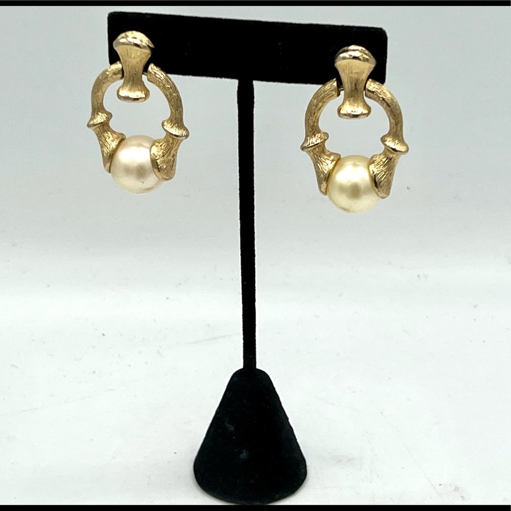 Vintage SARAH COVENTRY pierced earrings gold faux pearl doorknocker chunky